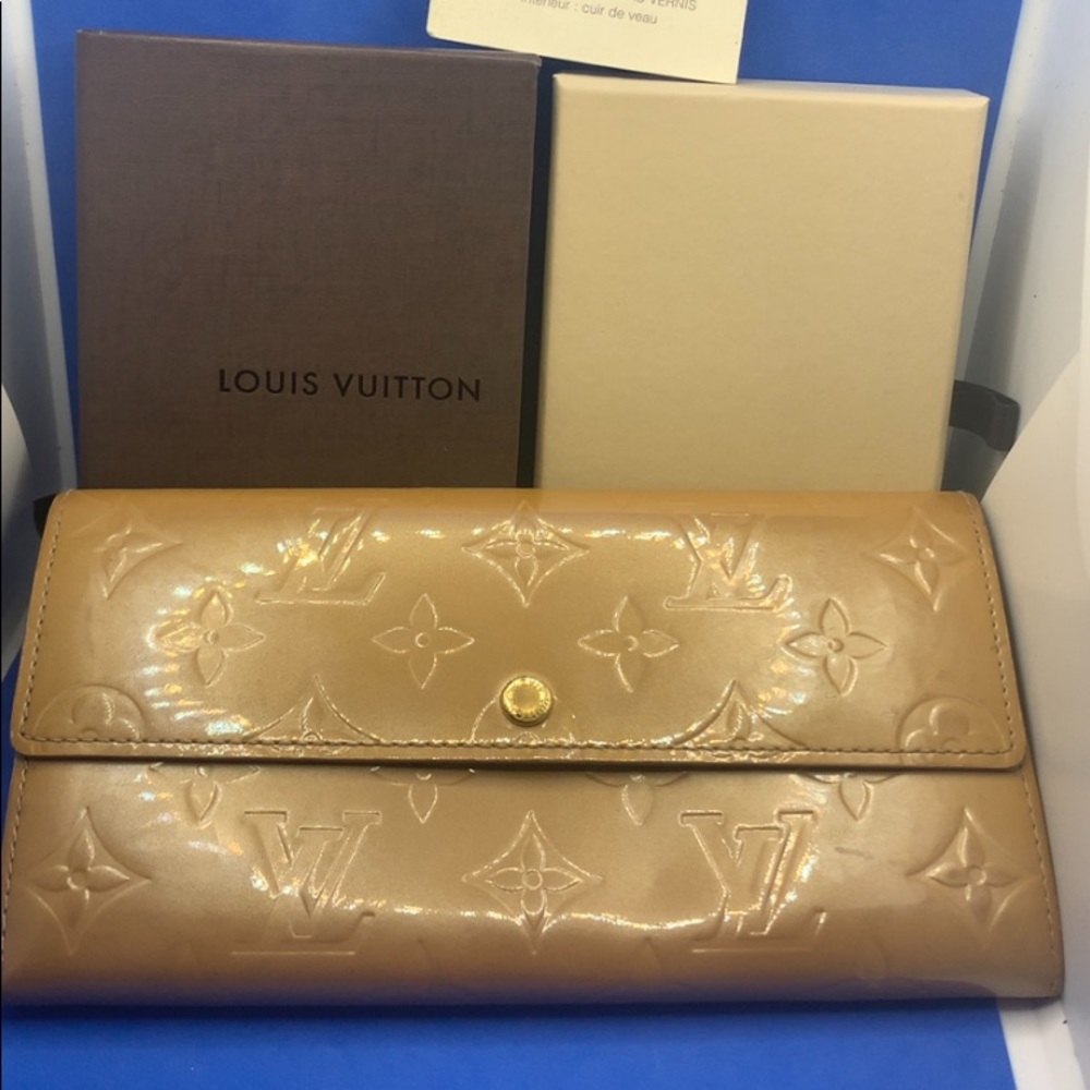 Tresor LOUIS VUITTON Vernice beige/
Creamish light gold Leather Sarah Wallet